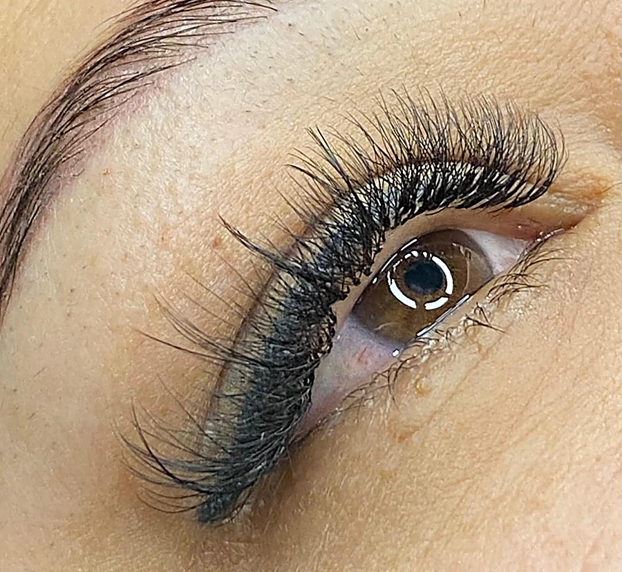 Macro de un ojo con extensiones de pestañas efecto ojo de gato hechas en KARL Studio