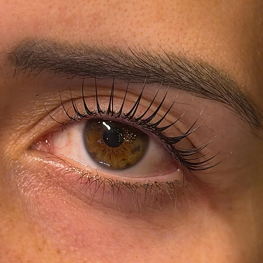Ojo con lash lifting en pestañas naturales