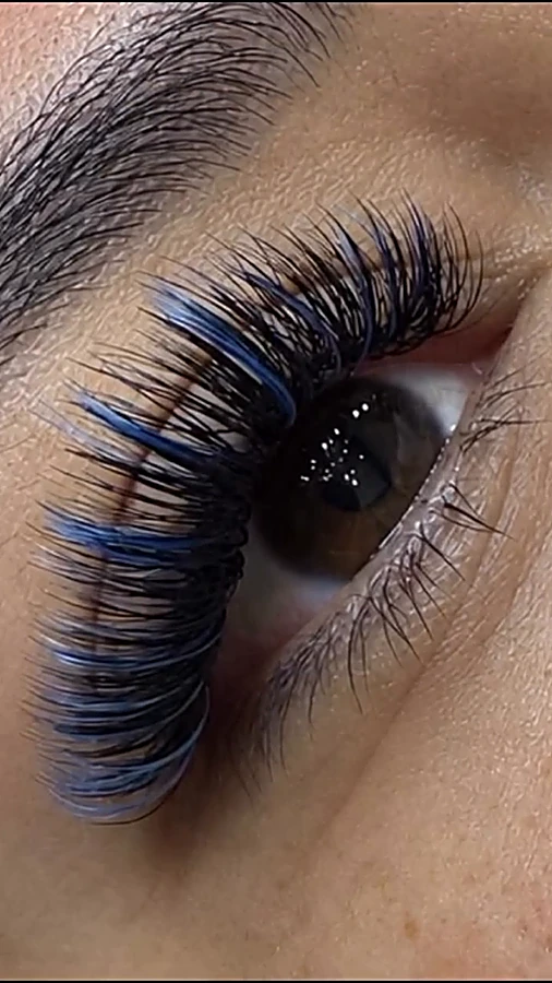 Extensiones negras con mechones azules, efecto ojo de gato